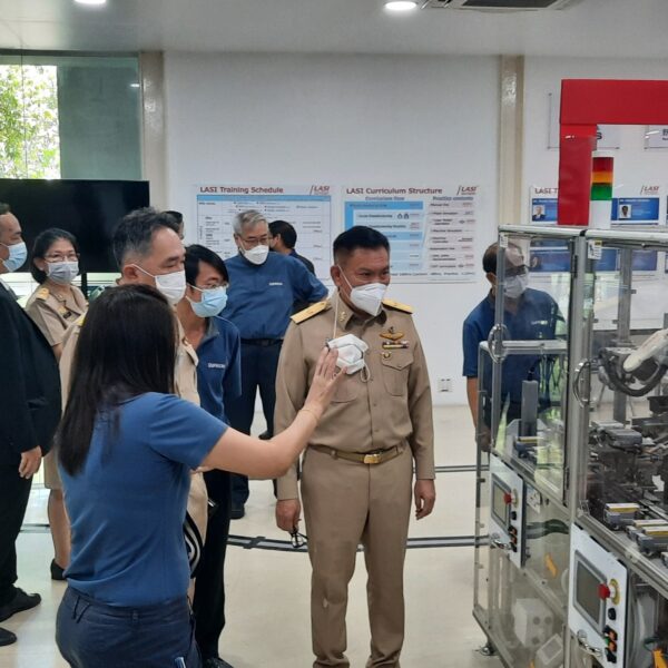 LINE_ALBUM_รองปลัดจุลพงษ์ เยี่ยมชมการพัฒนากัญชง 1_11