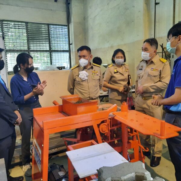 LINE_ALBUM_รองปลัดจุลพงษ์ เยี่ยมชมการพัฒนากัญชง 1_2